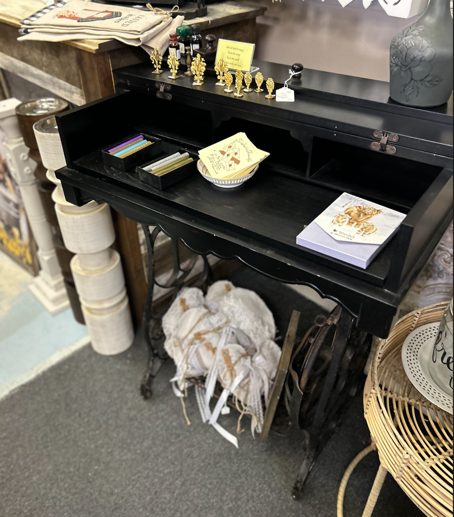 Black Desk – Raggs to Riches