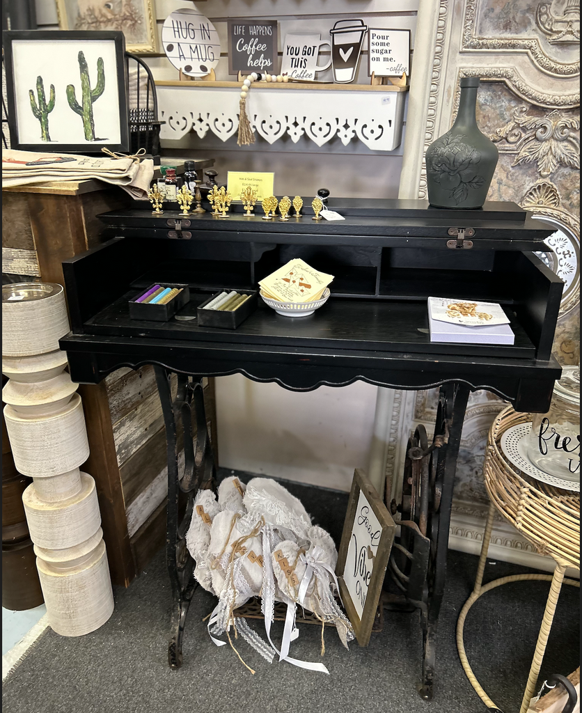 Black Desk – Raggs to Riches